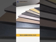 Parete di sfondo stampata in 3D con disegni in piastra di cristallo di carbonio